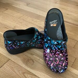 NIB Dansko XP 2.0 size 39 clogs Flowering